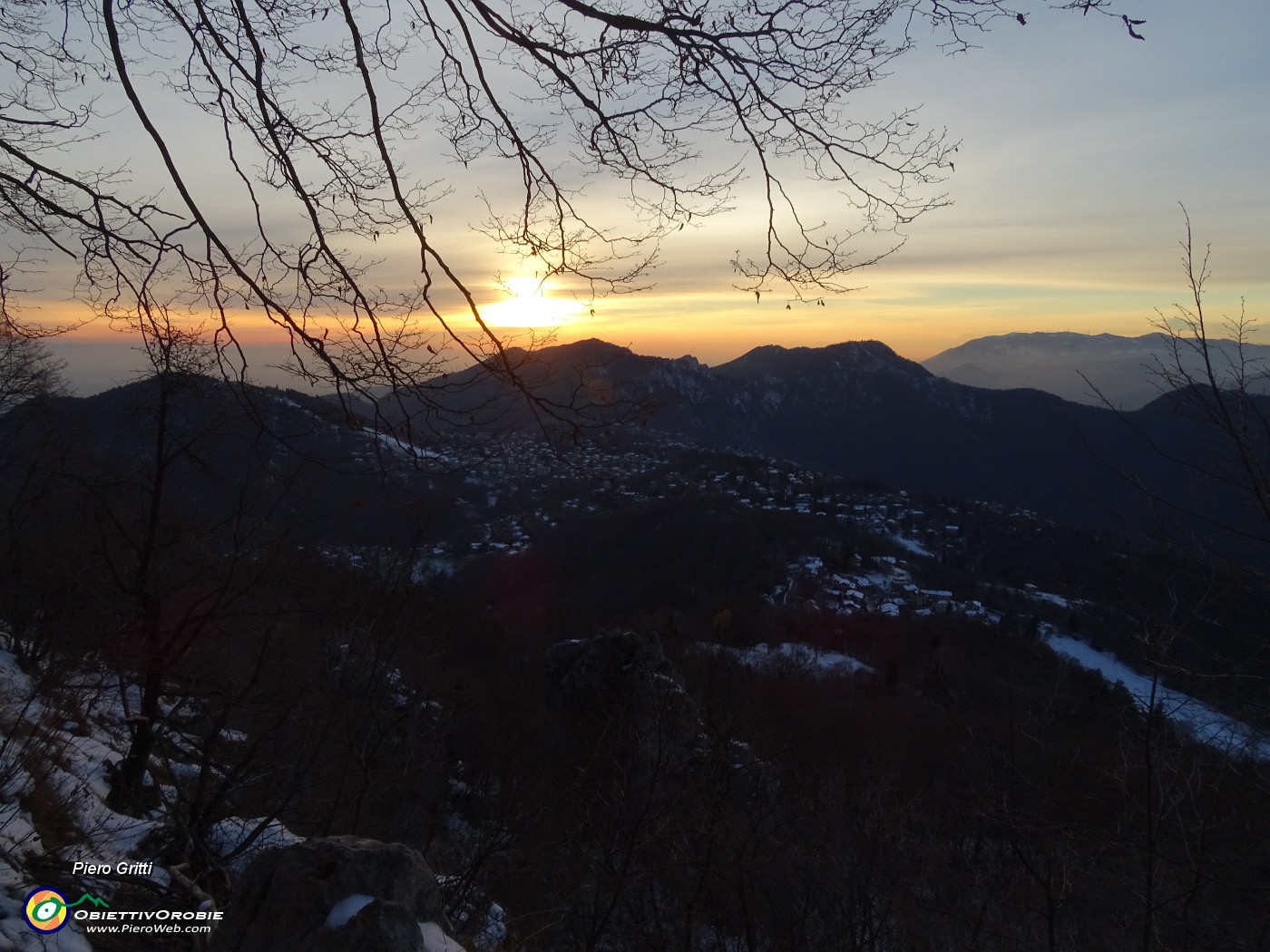 87 Discendo con vista sull'altopiano Selvino-Aviatico nella luce e nei colori del tramonto.JPG